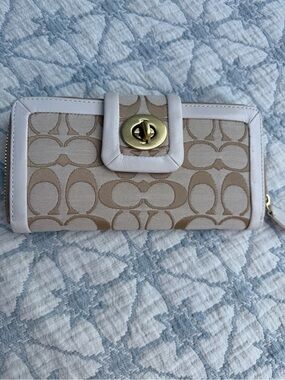 Coach Signature Canvas Wallet in Beige with White Trim and Gold Turnlock nwt